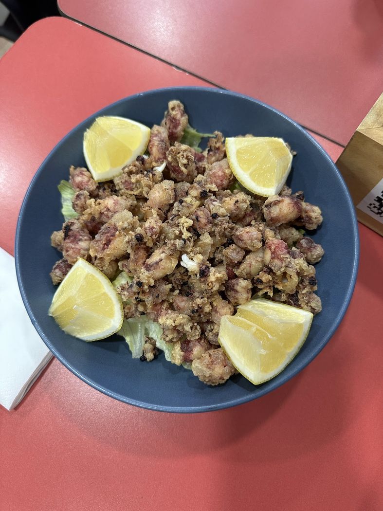 Ración de chipirones fritos con limón, un clásico para compartir.