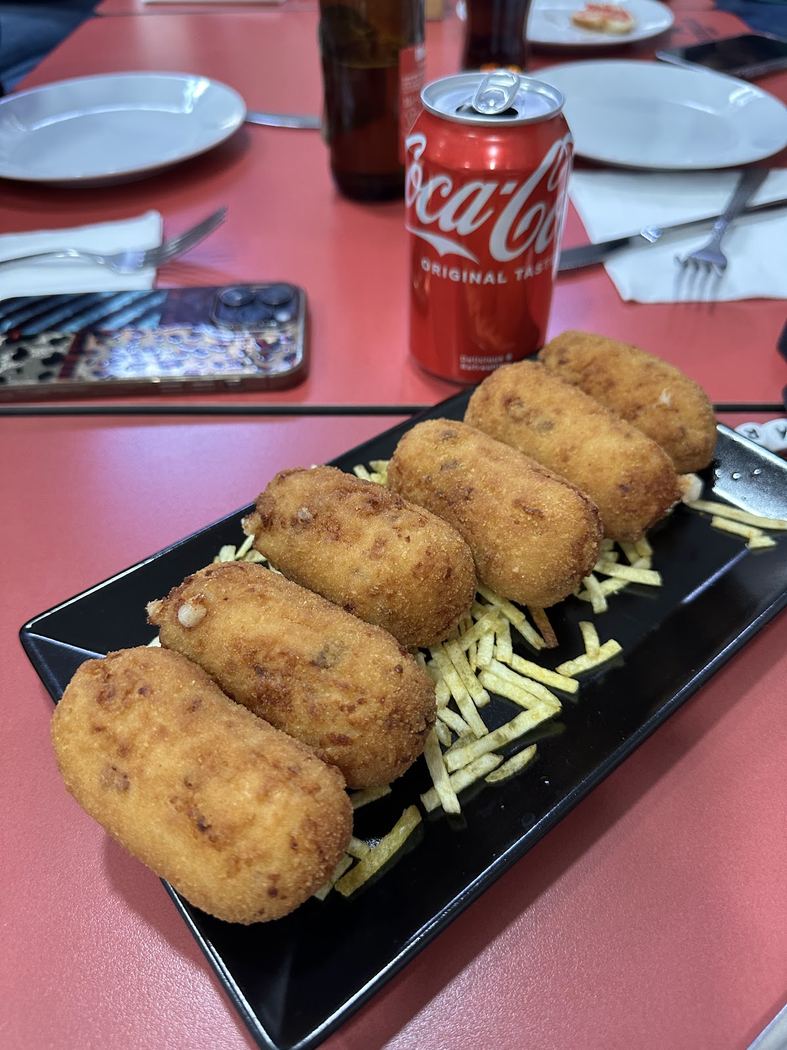 Plato de croquetas caseras variadas, la especialidad de la casa.